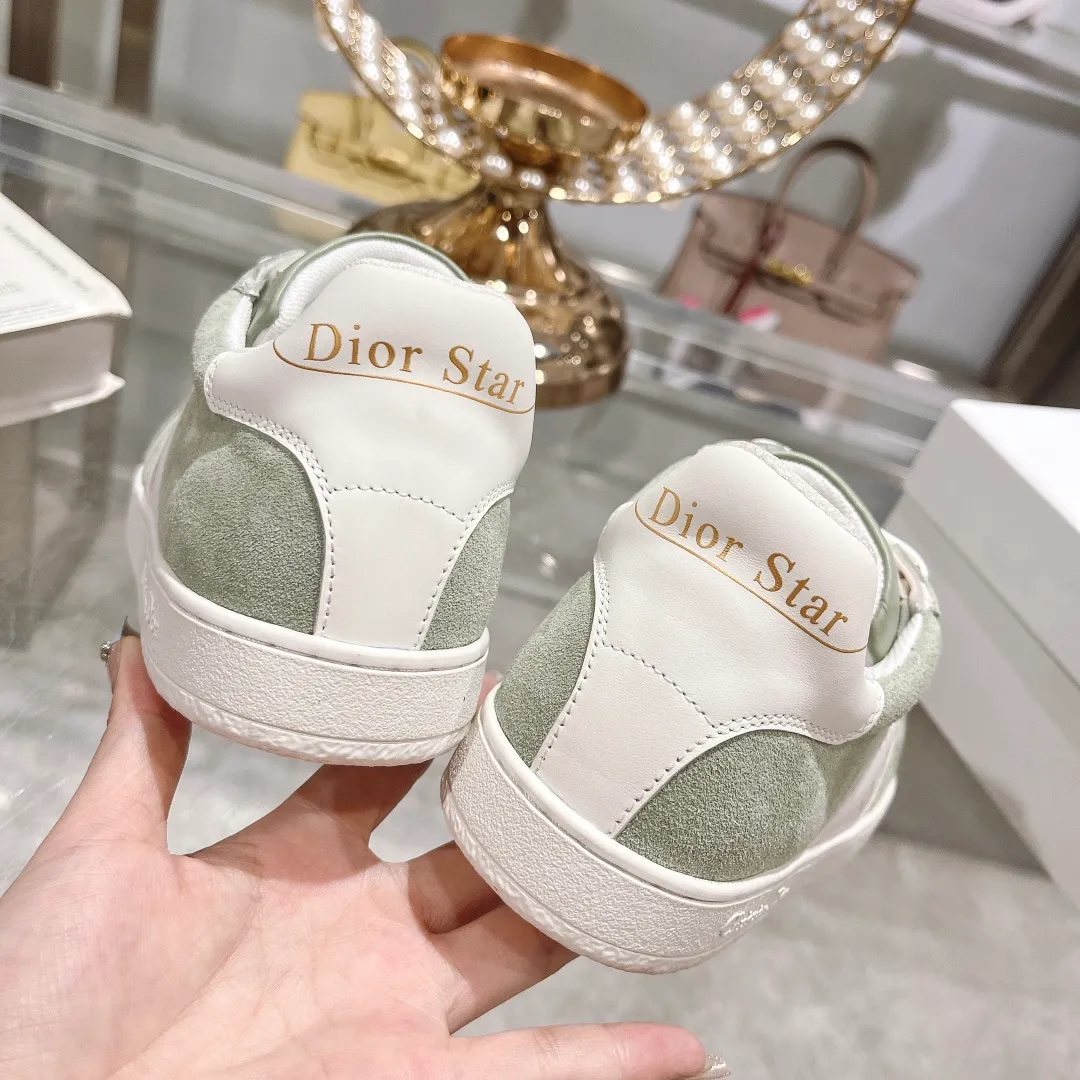 👟👟Ex-factory price 560👟👟Dior2024 new white shoes, Dior Dior Star women's sports shoes, very light summer white shoes. The upper is carefully made of imported suede, decorated with tonal suede panels, metal stars decorate the lace eyelets, and breathable mesh inside. The upper is punched and designed not to stuffy the feet. It is equipped with Christian Dior logo and thin soles. The thick sole is suitable for all seasons! Size: 35-41 (40 and 41 are customized and cannot be returned or exchanged)